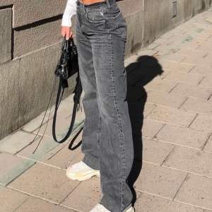 Säljer ett par super fina raka gråa jeans från boohoo (bilden lånad från Linn Ahlborgs instagram)inte byxorna på bilden men dom ser lika dana ut använda 2 gånger dock är dom avklippta för att passa Mej 158. Storlek 44 men små i storlek så passar 40-44💗 Köpta för 300kr säljer dom för 250kr + frakt 🚚 bud går bra! (inga skambud) 