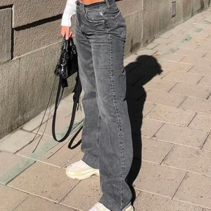 gråa raka jeans  - Säljer ett par super fina raka gråa jeans från boohoo (bilden lånad från Linn Ahlborgs instagram)inte byxorna på bilden men dom ser lika dana ut använda 2 gånger dock är dom avklippta för att passa Mej 158. Storlek 44 men små i storlek så passar 40-44💗 Köpta för 300kr säljer dom för 250kr + frakt 🚚 bud går bra! (inga skambud) 