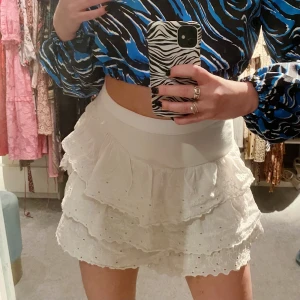 Vit volangkjol💘💖😍 - Letade länge efter den perfekta vita volangkjolen och fann denna!! Tyvärr ska den säljas pga den har blivit för kort för mig 🥺 Kjolen köptes 2018 från BikBok x Elsa Hosk och har använts relativt flitigt utan några defekter 🥰 