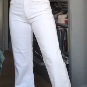 Sjukt snygga vita byxor från Zara, med utsvängda ben och manchester tyg, storlek 34! Säljer pga för små för mig. 100kr + frakt. 