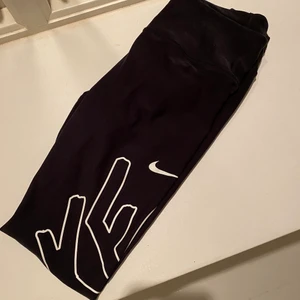 Träningstights från nike - Säljs pga används inte längre. Står Nike längs ens benet (bild 2) fint skick, frakt tillkommer💕💜