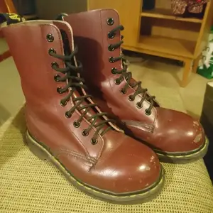 Äkta docs med stålhätta i färgen oxblood. På innersulan står 