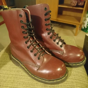 Dr. Martens  - Äkta docs med stålhätta i färgen oxblood. På innersulan står "3" vilket motsvaras storlek 35, innermåttet är ca 21cm. Lite snyggt slitna✌️🌵