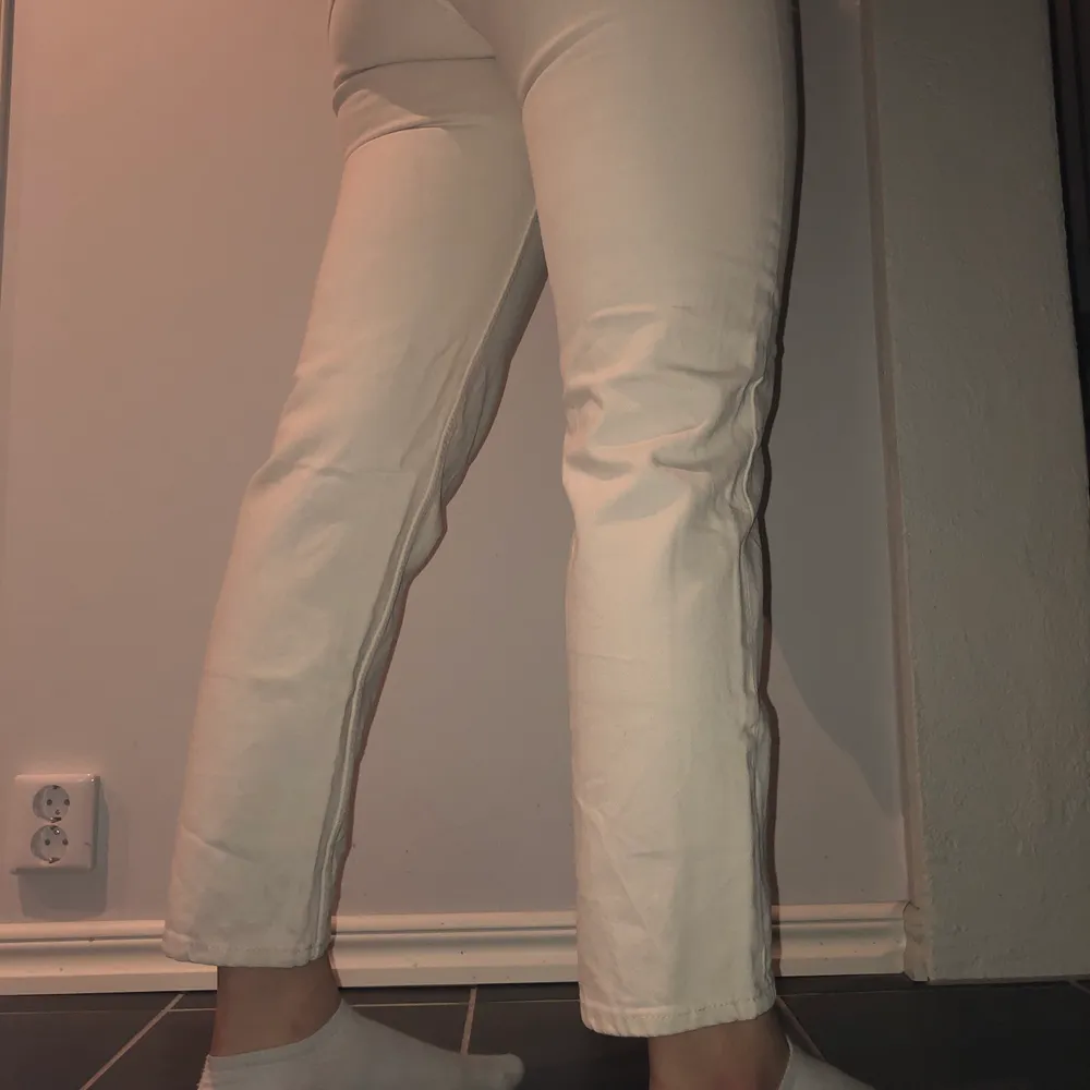 Lindex jeans i strl 38 varsamt använda! Jag är 169 cm lång. . Jeans & Byxor.