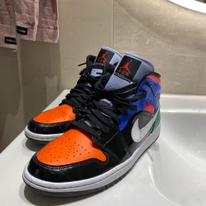 Jordans 1 Mids - Säljer nu mina jordans köpa i höstas ändas använda 4/5 gånger. Lite creasade på höger skon. 