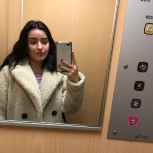 Varm och gosig kappa  - Varm kappa som är bra för både höst & vinter. Väldigt bra skick då jag endast använt den ett par gånger. 