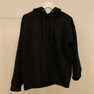 Säljer denna svarta hoodien då den aldrig kommer t användning längre, Strl S