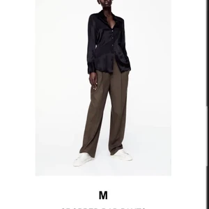 zara cropped dad pants  - Jättesnygga bruna byxor från zara som är helt nya med prislapp kvar. Säljer på grund av att de var lite för korta för mig. 150kr  och jag står för frakten.