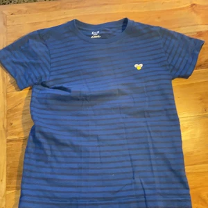 Kaws tröja - Kaws tröja för barn 11-12 år. Limited edition blå randig. Jätte fint skick. 