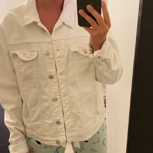 Jacka - Hej, jag säljer en jeans jacka från mango. Den är vit i storlek XL. Säljer för 150kr ink frakt.