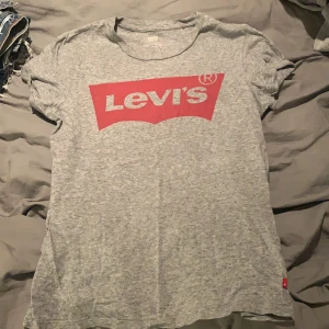 Grå Levis t-shirt - Superskön tröja som endast är använd ett fåtal gånger.