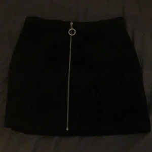 Sammet kjol från hm - Kjol från hm, bara använt en gg säljer för att den e för stor. Köparen står för frakt 