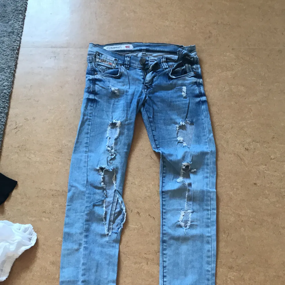 Användt 2 gånger men säljer pga de blivit små för mig! Super fina ripped-jeans! . Jeans & Byxor.