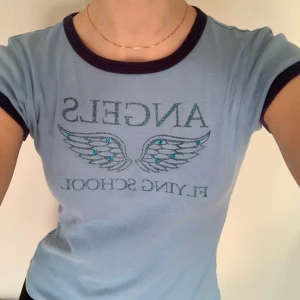 T-shirt - Köpt i Los Angeles på 90talet, 100% bomull made in USA. Storlek medium men jag skulle snarare säga att den är small, jag har normalt sett XS/S i tröjor och den är inte stor på mig. OBS!! Lite krackeleringar i trycket som syns på andra bilden men det är som sagt en gammal T-shirt och jag skulle inte säga att det är något som stör när den sitter på. Färgen stämmer bäst överens med sista bilden 💙                                                                 Kolla gärna in mina andra annonser!