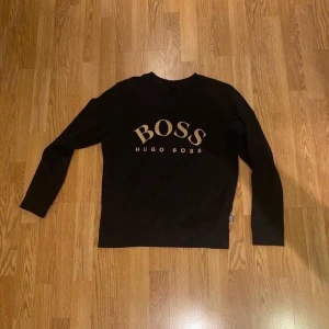 Hugo Boss Crewneck Storlek Medium - Säljer min tröja då jag ej använder längre och har bytt stil, hämtas eller skickas