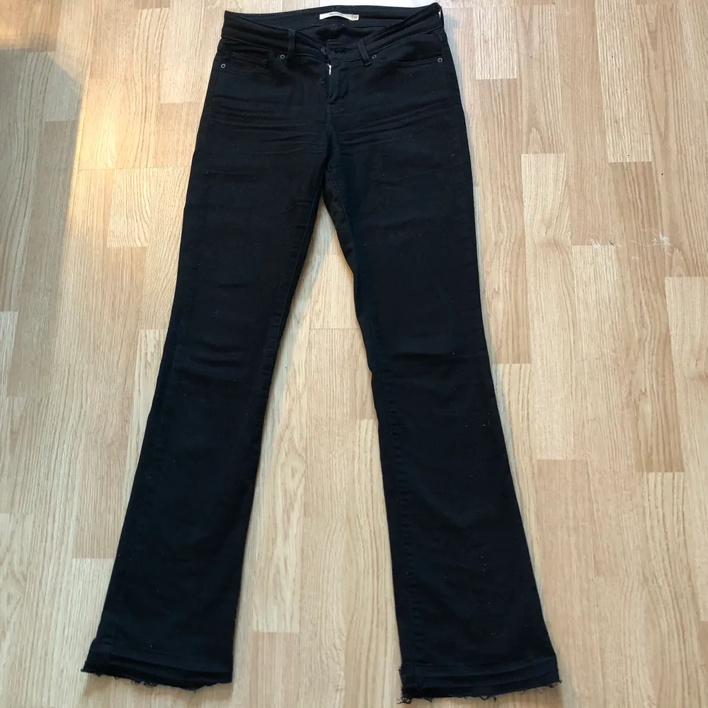 Säljer ett par svarta utsvängda Levis jeans som knappt är använda. Lågmidjade och skönt material men det fastnar lätt hår och damm på dom. Säljer för 100kr + frakt. Hör av dig om du undrar något mvh. Jeans & Byxor.