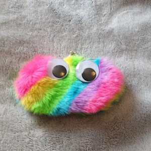 Fluffig plånbok med ögon - Ögonen rör på sig. Använd fåtal gånger. 