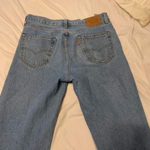 Säljer mina Levis stay lose jeans, inköpte på sns för några månader sen nypris 1200kr, nyskick, inga skador. Jag är 190 cm passar om man är kortare oxå