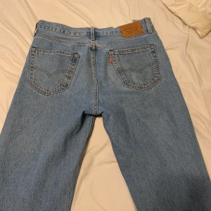 Levis jeans lose - Säljer mina Levis stay lose jeans, inköpte på sns för några månader sen nypris 1200kr, nyskick, inga skador. Jag är 190 cm passar om man är kortare oxå
