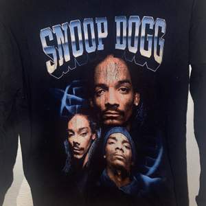 Tröja med Snoop på från Boohoo i storlek S. Kan skickas spårbart!