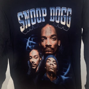 Snoop Dogg tröja - Tröja med Snoop på från Boohoo i storlek S. Kan skickas spårbart!