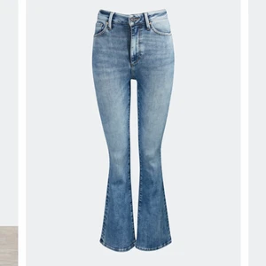 Bootcut bikbok  - Säljer mina jeans från bikbok som aldrig kom till användning , dem sitter lite långt ner i midjan. Det är en storlek L men passar för M också. Köpta för 600.                      Frakt 62kr. 