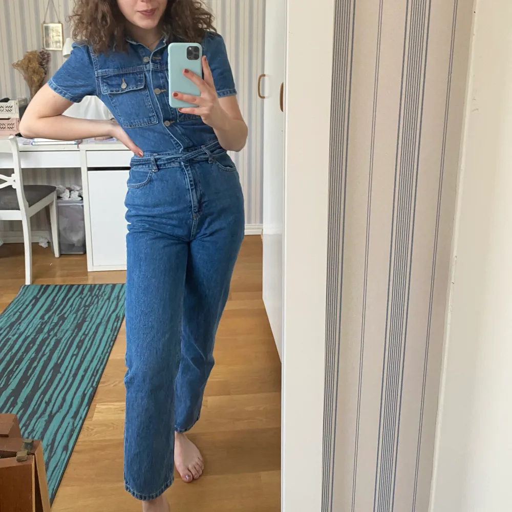 En jeans-jumpsuit köpt från NAKD men är egentligen från Trendyol i storlek 34. Jag bär oftast XS-S och är 163 cm lång. Den slutar ungefär vid anklarna på mig. Endast använd 1-2 gånger. Köpare står för frakt! :). Jeans & Byxor.