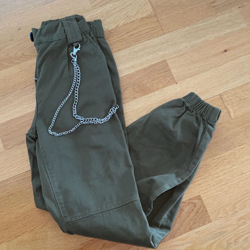 Ett par jättesnygga militär gröna byxor, aldrig använt. Jeans & Byxor.