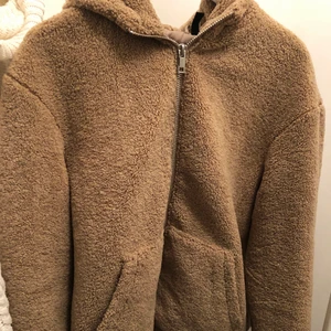 Brown Teddy jacket  - Använd 1 gång så är i princip ny! Storlek S men passar även M. Köpt för 499kr. Insidan är ej i samma material som utsidan! 