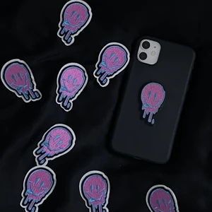 Smiley  - Vår ”smiley” är lätt att fästa med sin klisterbaksida på de flesta olika material och ytor, den går även att sy på om man vill.💓