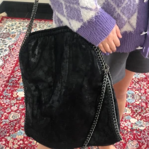 Glansing stellaväska  - Liknande stella mcartney väska. väskan rymmer väldigt mycket