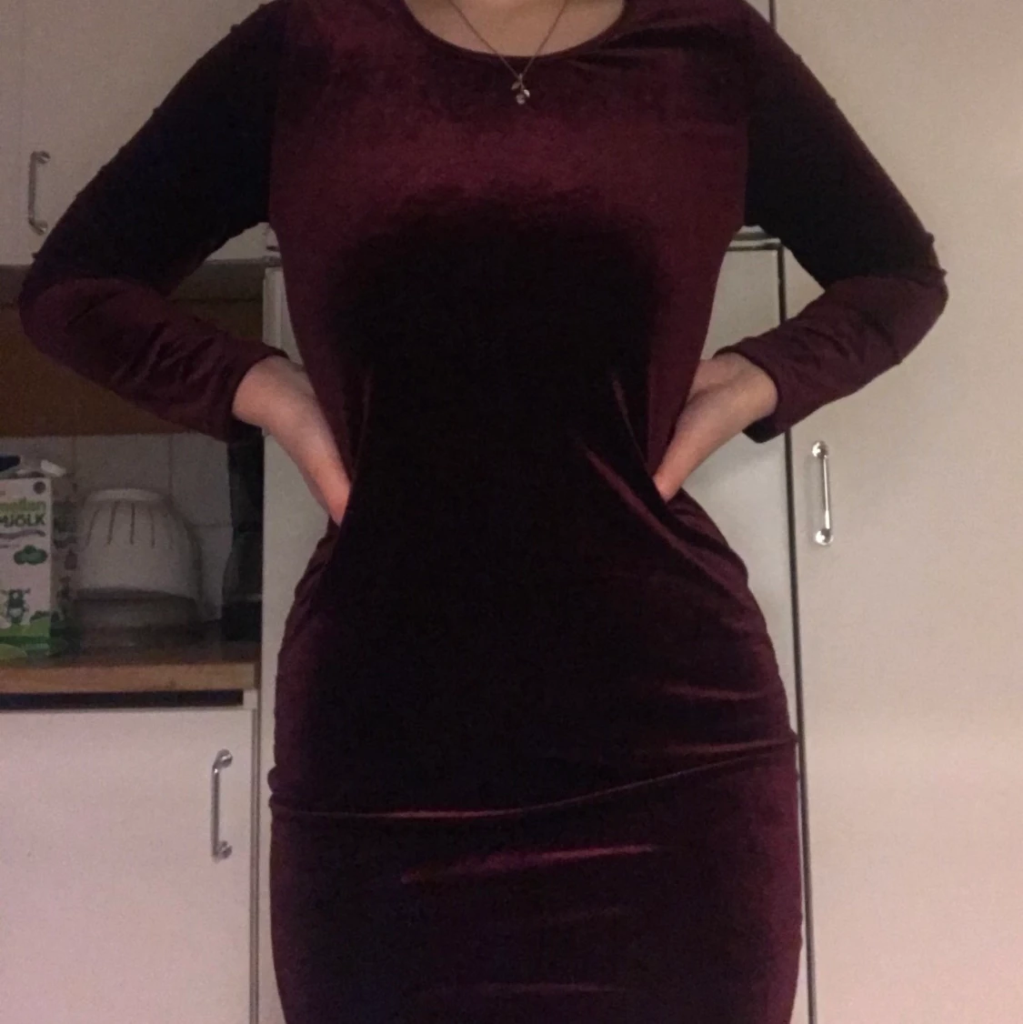 Vinröd klänning i sammet, strl S