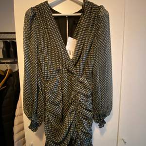 Helt ny klänning från Zara!🤩🤩 Miniklänning. V-ringning med omlott. Långärmad. Färg grön. Aldrig använda 🙈 köpte för 399kr, mitt pris 200kr 🙂