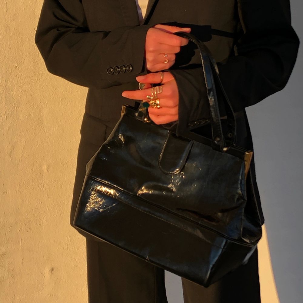 En svart lackväska med guldetaljer. Unik modell och rymlig! Köpt vintage i Helsingør!! . Väskor.