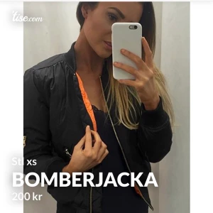 Bomberjacka - Svart bomberjacka med orange foder från Dennis maglic Fint skick Pris: 200kr Nypris 499kr