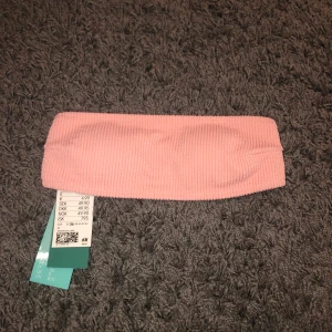 Bikini - Har denna bikiniöverdel från hm. Prislapp kvar! Storlek 36/S. Nypris är 49kr men säljer för 30kr eller bud om flera är intresserade. Frakt betalas av köparen☺️