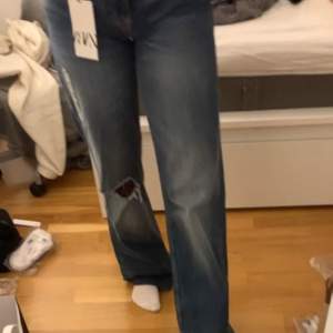 Slutsålda jeans från zara, storlek 38. (Lånade bilder från Zaras hemsida) Prislappen är kvar så de är helt oanvända. Köparen står för frakten 💕💕 Kan skicka fler bilder om du vill