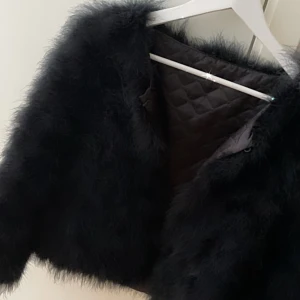 Feather Jacket - Oanvänd jacka med syntetisk päls