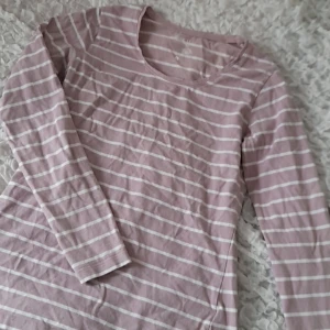 Rosa randig tröja - Säljer denna jätte söta rosa randiga långärmade tröjan. Den är köpt på Ullared och är i storlek S men passar  även M för det är ett stretchigt bomulls material