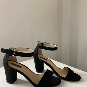 Svarta klackskor - Svarta klackskor från Nelly.com, storlek 38! Använda 4 gånger. Köparen står för frakten