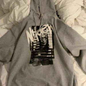 Grå hoodie  - Hoodie från afound i storlek S men sitter som M så ganska oversized. Säljer pga att den inte kommer till användning tyvärr. Nypris 400. Är det fler som är intresserade blir det budgivning 