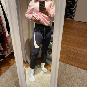Adidas tights - Säljer dessa snygga träningstights som jag egentligen vill ha kvar men är tyvärr lite för små för mig. Dem sitter så bra och har även knytsnören i midjan och dem är även inte genomskinliga. Frakt tillkommer.