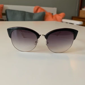 Christian dior  - Solglasögon, mycket bra skick 799