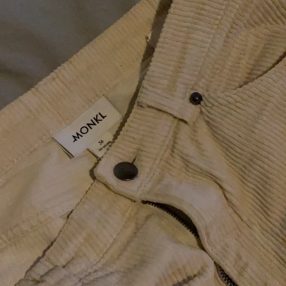 Kräm färgade Manchester byxor, knappast använda! Säljer då dem inte passar mig i storleken längre📦frakt tillkommer. Jeans & Byxor.