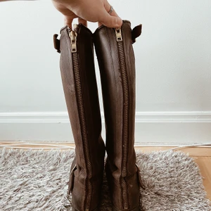 JohnnyBulls - Bruna JohnnyBulls, lagom slitna! Vill egentligen bara bli av med dom så erbjud ett pris du är villig att betala. Storlek 35. 