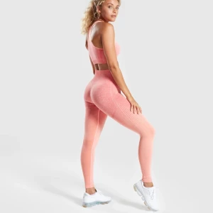 Rosa tights - Gymshark - Rosa gymshark tights i strl S (men passar även XS) som enbart är använda ett fåtal gånger, utgången seamless modell 💞  Köparen står för frakt 💓 Skriv för fler bilder 💗