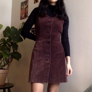 Hm klänning  - HM klänning från 90-talet! Köpt secondhand, är i perfekt skick 👌 i sammetsliknande material. 