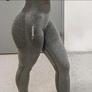 Grå tights - Gymshark - Grå tights från Gymshark i strl S (men passar XS) som tyvärr inte kommer till användning längre, utgången seamless modell 💘 Litet hål på sidan av vänstra låret, men det är inget som märks! 💞 Skriv för fler bilder :) Köparen står för frakt 42kr 💕