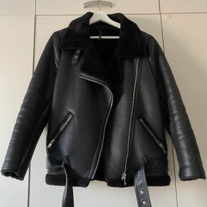 Jacka från Zara  - Säljer min superfina jacka från zara i storlek S, funkar som medium likaså. Knappt använd så i väldigt fint skick. :)