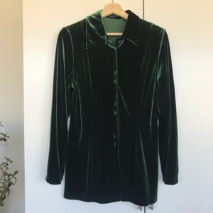 Skimrande grön skjorta i sammet - Skimrande djupgrön skjorta i sammet till salu 🧚‍♀️ Storlek 38. En dröm! 